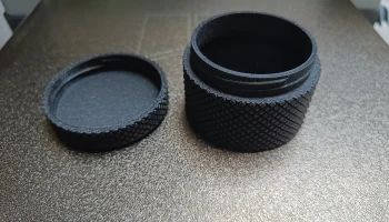 Контейнер с завинчивающейся крышкой 2