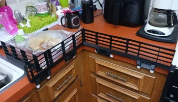 Ограждение на кухонной столешнице Ограждение на кухонной столешнице