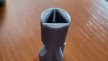 Треугольный ключ замка шкафа