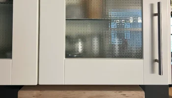 Держатель разделочной доски под шкафом