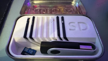 Контейнер для SD-карт Altoid Tin Контейнер для SD-карт Altoid Tin