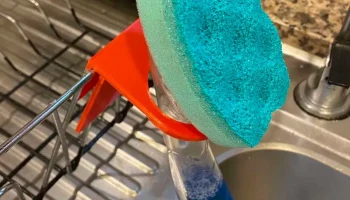 Dishwand на держателе для посуды 2