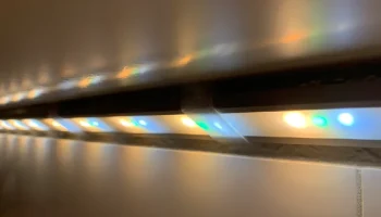 Крепление LightStrip для кухни Hue + дистанционное крепл... Крепление LightStrip для кухни Hue + дистанционное крепл...