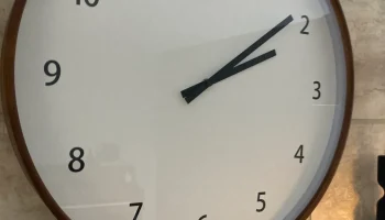 Минималистская настенная подставка для часов Минималистская настенная подставка для часов