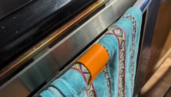 зажим для кухонного полотенца на ручке духовки 1
