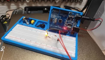 Arduino Uno и держатель макета