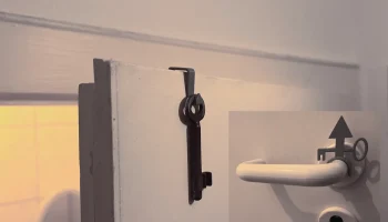 Детская безопасная ключница с подсказкой