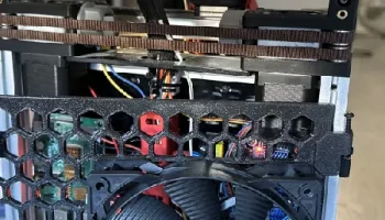 Шестигранная сетка на шарнирной задней панели Voron V0 с... 2