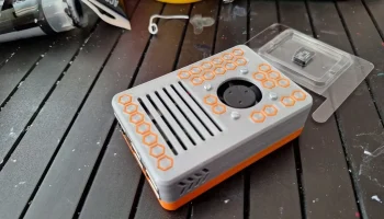 Шестигранный верхний корпус Pi3 с защелкой и 30-мм венти... Шестигранный верхний корпус Pi3 с защелкой и 30-мм венти...