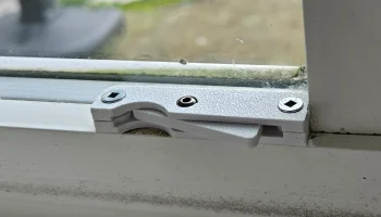 Замок створки раздвижного окна 1