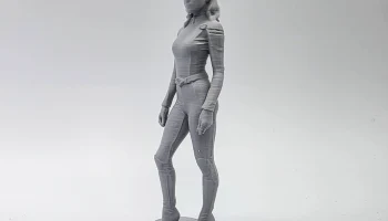 Фигурка женщины в униформе 5