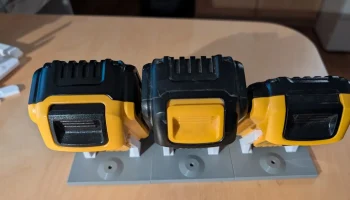 Модульное аккумуляторное хранилище DeWalt, расположенное... 2