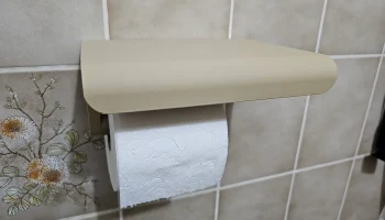 Держатель для туалетной бумаги с большой полкой для смар... 1