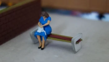 Девушка ждет поезда 1