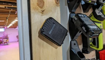 Держатель батареи DeWalt 2