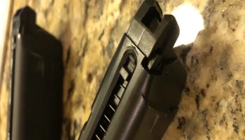 Загрузчик пистолетного магазина Airsoft KJW Glock G23 Загрузчик пистолетного магазина Airsoft KJW Glock G23