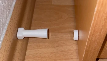 Магнитный дверной упор с интервалом.........