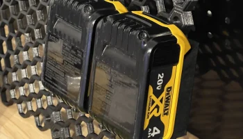 Держатель батареи Dewalt для сотовой стены для хранения
