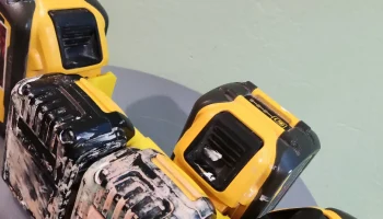 6 Держатель батареи Dewalt 2