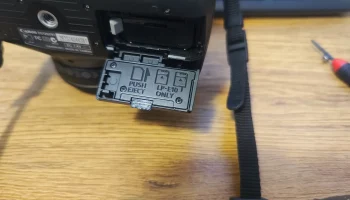 Выступ/пружина крышки аккумуляторного отсека Canon EOS R... 1