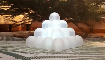 Шведский снежный фонарь (sn&ouml;bollslykta) с полыми снежкам...