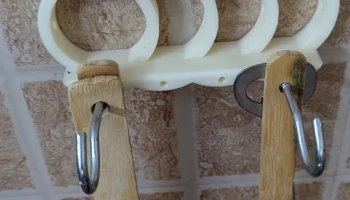 Настенный держатель для посуды, напечатанный на 3D-принтере