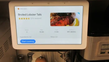 Google Nest Hub под кронштейном для вешалки шкафа 1