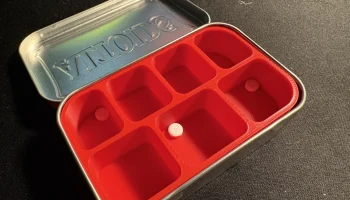Контейнер для таблеток Altoids с принтом на месте и защел...