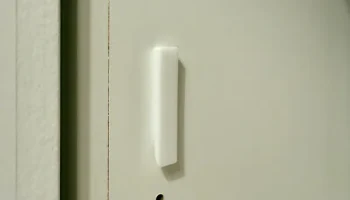 Крючок для крепления к отверстию полки (например, IKEA M...
