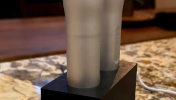 Rivian Дуальный Настольный Зарядник Фонарей 2