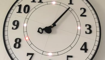 Светодиодные настенные часы с механическими стрелками Светодиодные настенные часы с механическими стрелками