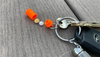 Маленький контейнер для таблеток на брелке 1