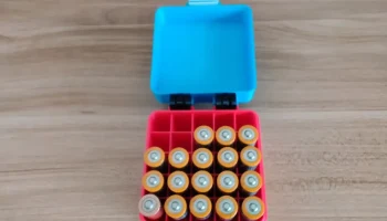 AAA, батарейный отсек на петлях PIP