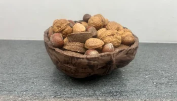 Ореховая миска, в которой можно хранить орехи на Рождество