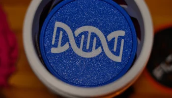 Подставки для капсул и диспенсер Satisfactory DNA 5