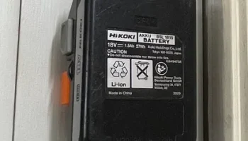 Настенный держатель для батареек Hikoki.