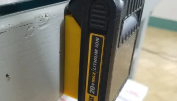 Настенный держатель батарей 20 В для батарей DeWalt 1