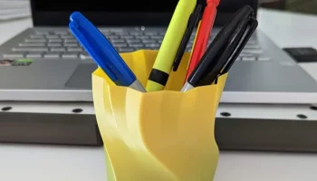 Ваза с держателем для ручек