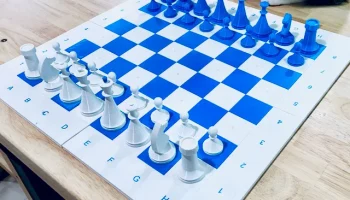 Магнитные шахматные фигуры с доской......... 2