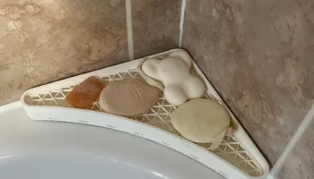 Угловая мыльница для ванны со сливом