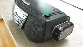 Портативная радиостанция Ryobi с батарейным питанием 18 В