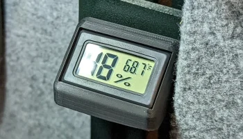 Держатель гигрометра с магнитами для крепления в сейфе......