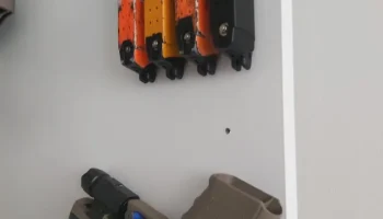 Настенный держатель магазинов Glock для страйкбола, 4 шт. Настенный держатель магазинов Glock для страйкбола, 4 шт.