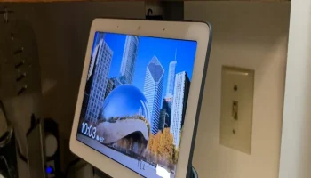 Google Home Hub под поворотным креплением под шкафом 1