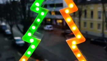 Светодиодный светильник на окне рождественской елки - Из...