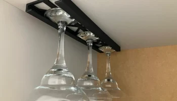 Держатель для бокала под шкафом