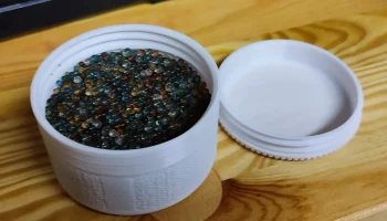Контейнер из пористого силикагеля с завинчивающейся крышк...
