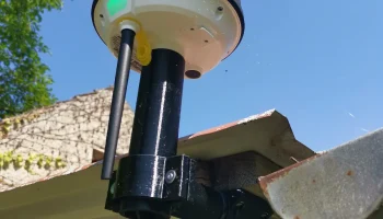 Антенна Mammotion RTK под креплением на крыше...