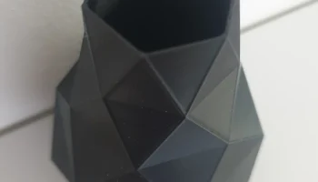 Низкополигональная ваза 1