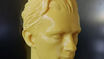 Магнит на холодильник Том Холланд......